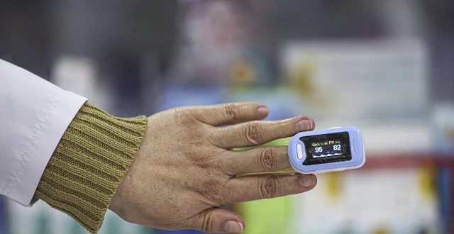 北京:组织向老年人等高危人群发放血氧夹，在家自测血氧