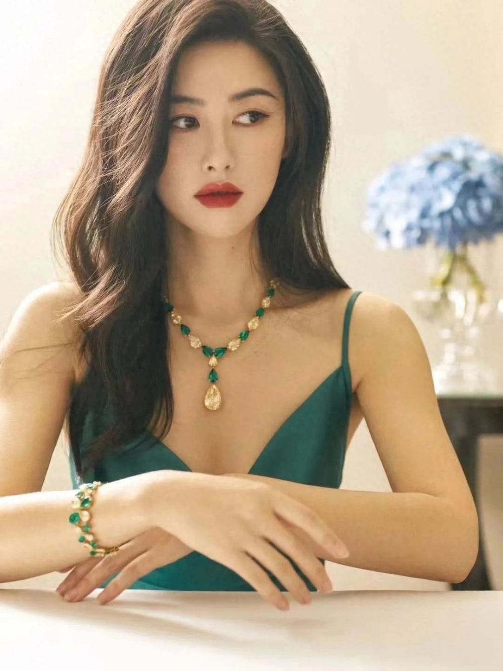 蜜蜂从李佳琪的交通中得到了什么?“