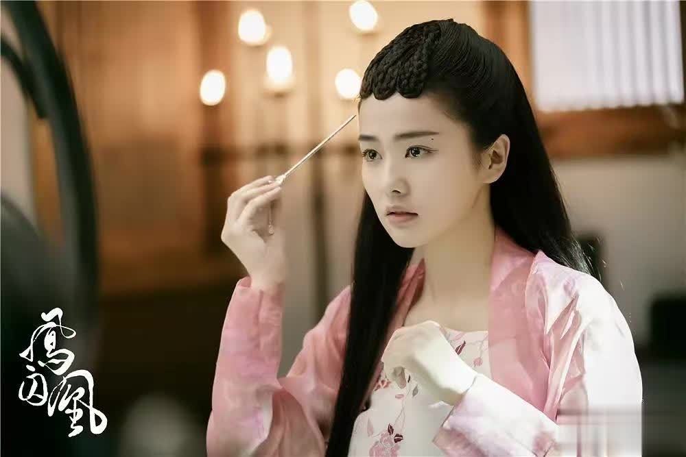 江疏影带火一种新穿法:百元级夹克+牛仔裤+环保袋,时髦又减龄