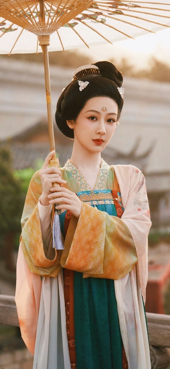 杨钰莹罕见换风格!穿绿色长外套+双辫子,新潮洋气不输女团