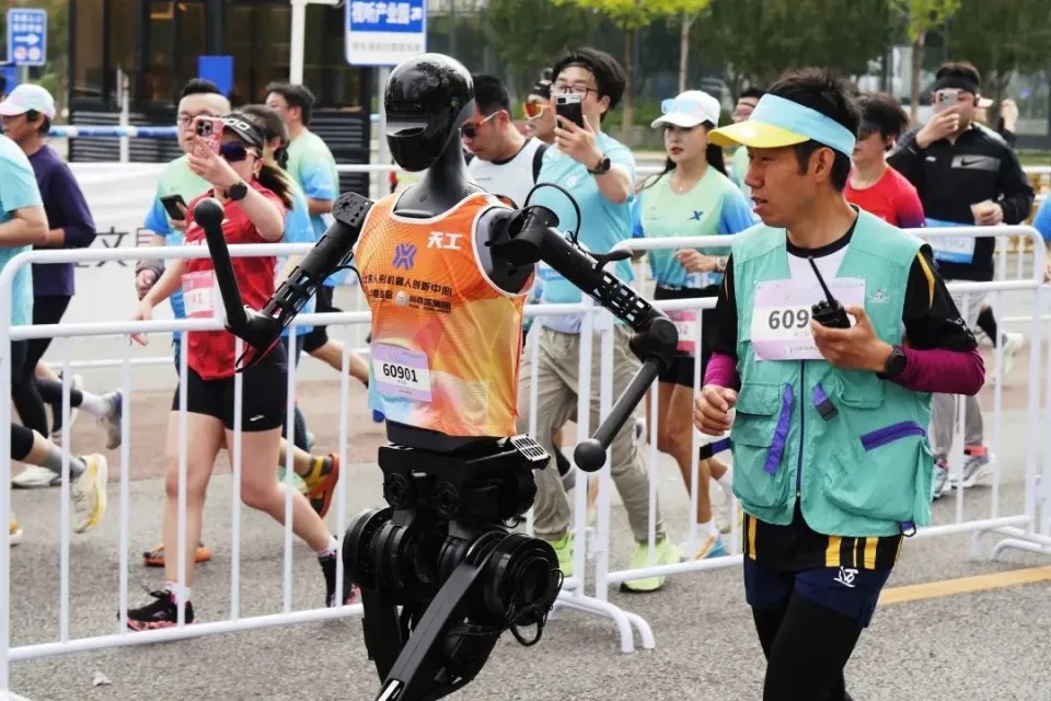 社保怎么交?——骑手、网友与现实的三角博弈