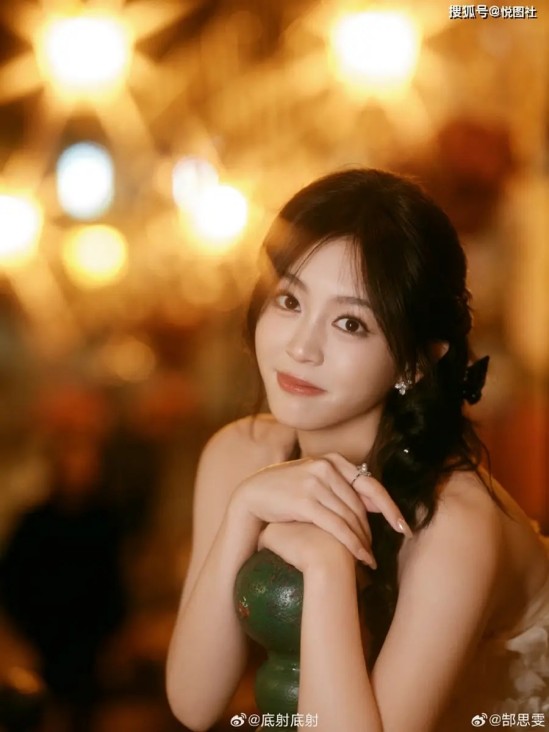 TVB花旦陈晓华新剧热播！黑丝香肩写真出圈，剧接剧距视后仅一步之遥